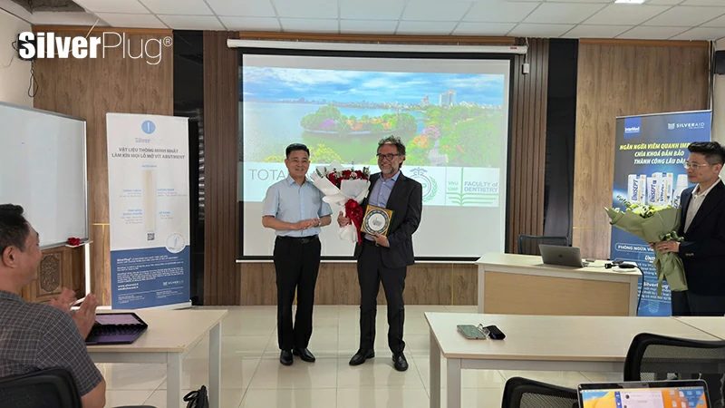 Đại diện ban tổ chức tặng quà và hoa cho TS. BS Matteo Antonini sau khi kết thúc buổi hội thảo