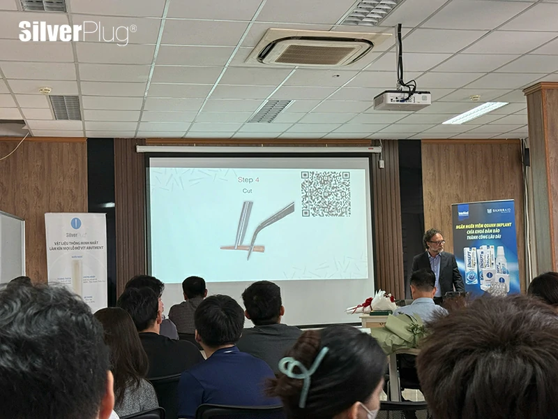 TS. BS Antonini trình bày các bước sử dụng sản phẩm SilverPlug