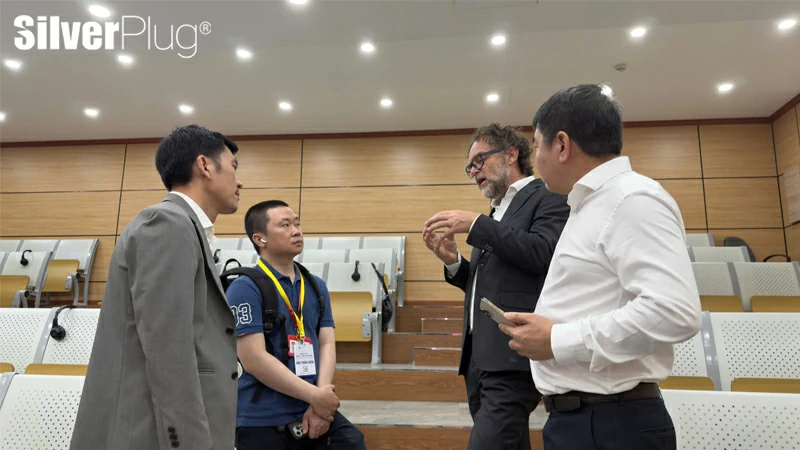 TS. BS Matteo Antonini trao đổi kiến thức implant với bác sĩ Việt Nam