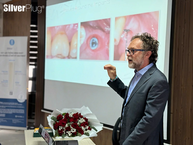 TS. BS Matteo Antonini trình bày nội dung về ngăn ngừa viêm quanh implant