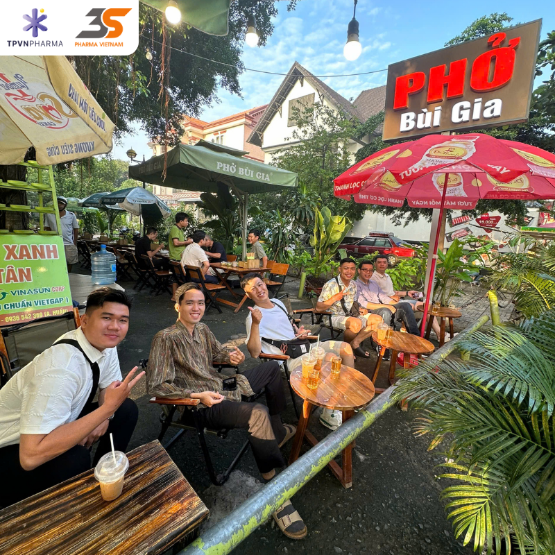 Đoàn dừng chân tại Phở Bùi Gia 2 để ăn sáng