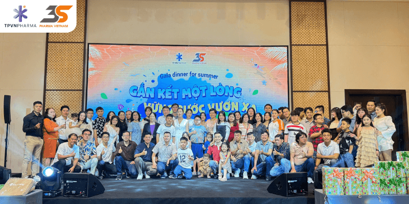 Toàn thể thành viên và người thân hai công ty chụp ảnh kỉ niệm tại buổi Gala