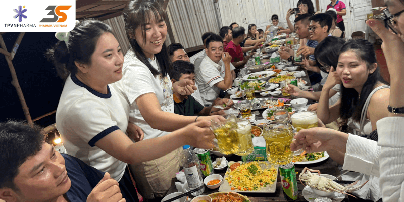 Thành viên công ty TPVN & 3S Pharma cụng ly tại nhà hàng