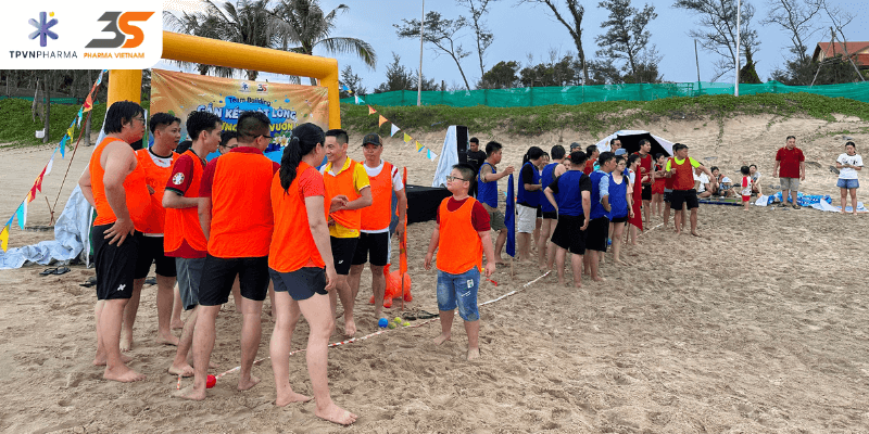 Các thành viên 2 công ty tham gia teambuilding