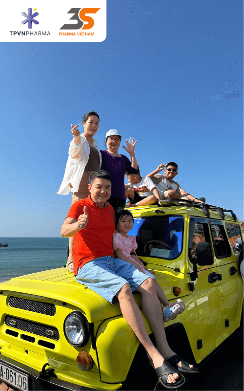 Chụp ảnh cạnh cung đường biển uốn lượn