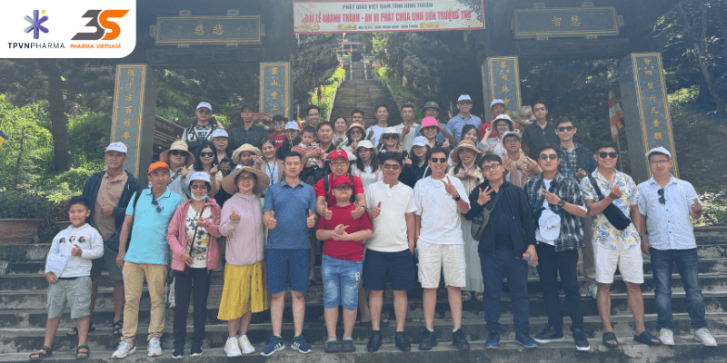 Chụp ảnh trước chùa Linh Sơn Trường Thọ