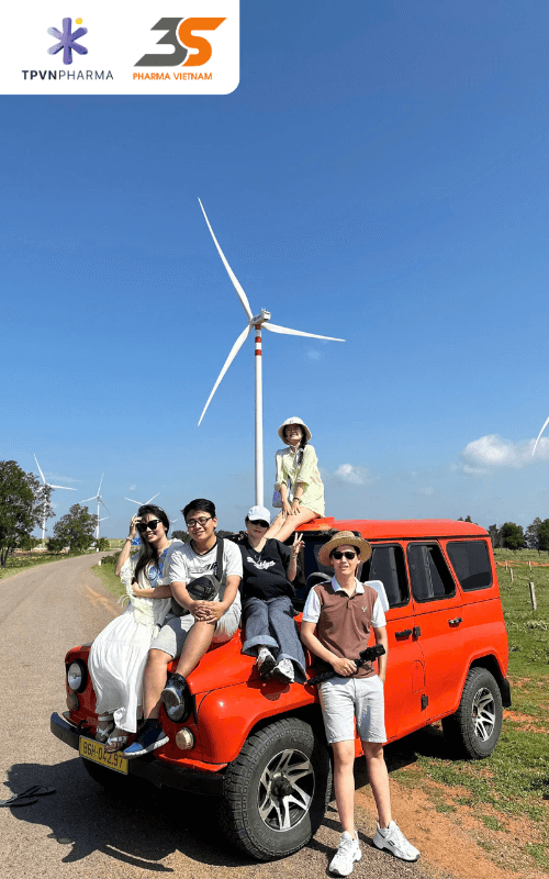 Team Marketing selfie trước Tua Bin Gió