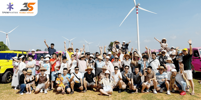 Cả đoàn chụp ảnh kỉ niệm tại cánh đồng Tua Bin Gió 