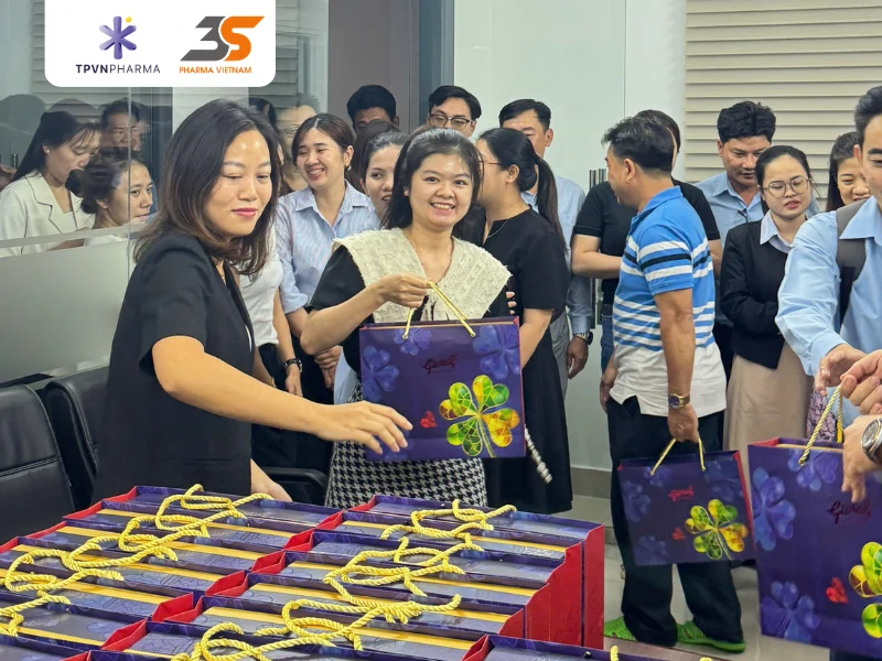 Bà Trịnh Thị Tố Như trao phần bánh Trung Thu cho nhân viên